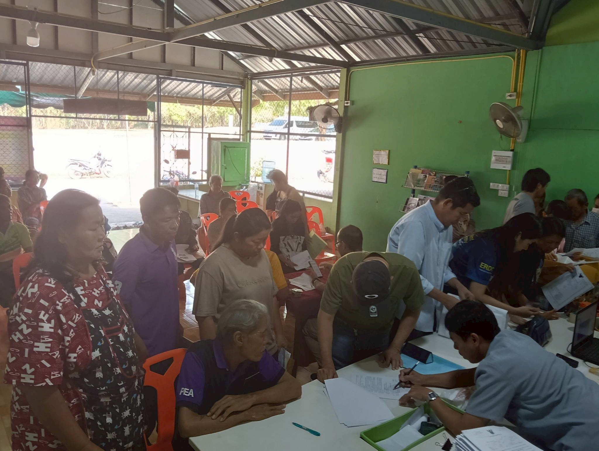 title - วันที่ 8 เมษายน 2569 นายวิทูล ประดิษฐ์บุญ ปฏิรูปที่ดินจังหวัดปราจีนบุรี มอบหมายให้ นายลิขิต ผันผ่อน ผู้อำนวยการกลุ่มกฎหมาย พร้อมด้วย เจ้าหน้าที่ ส.ป.ก.ปราจีนบุรี ลงพื้นที่ออกศูนย์บริการเคลื่อนที่ “Mobile Unit”  ยื่นคำร้องทั่วไปและปรึกษาข้อกฎหมายที่เกี่ยวข้องกับการปฏิรูปที่ดิน ณ ตำบลทุ่งโพธิ์ อำเภอกบินทร์บุรี จังหวัดปราจีนบุรี